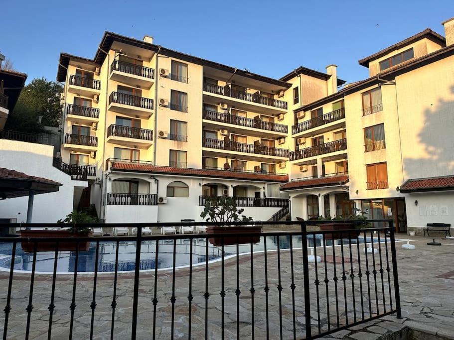 Spacious Fully Furnished Studio In Kavarna Apart Hotel 외부 사진